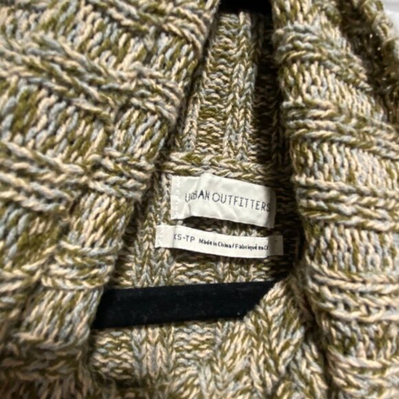 NWT Urban Outfitters Olive Oversized Slouchy Chunky Cable Knit Sweater Size XS - Picture 4 of 7